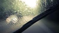 Tại sao kính râm có thể giúp lái xe an toàn hơn khi trời mưa?